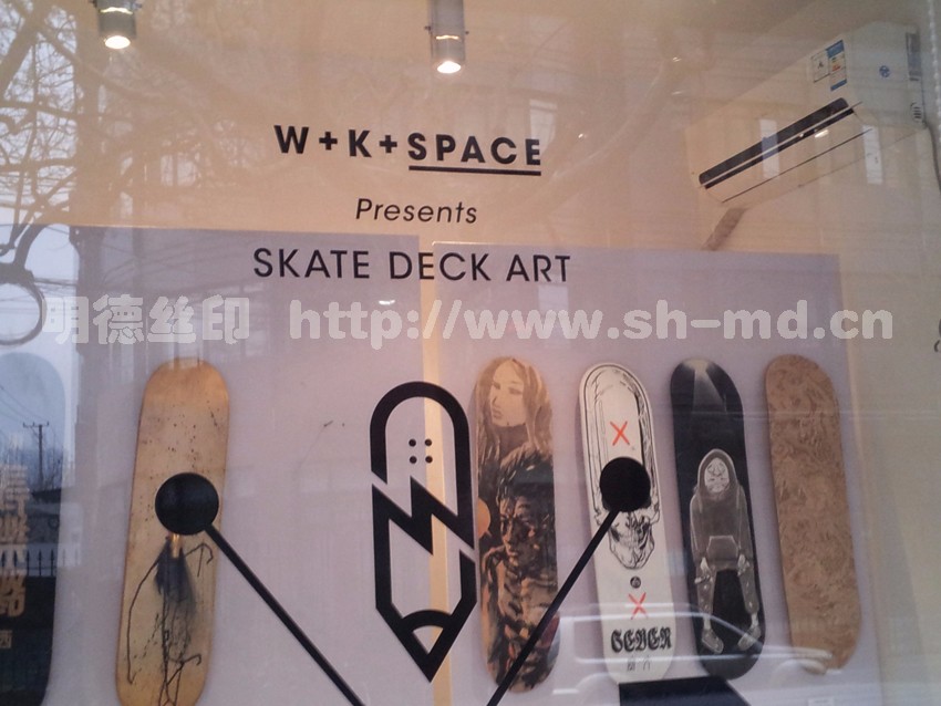 現(xiàn)場玻璃櫥窗絲印